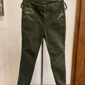Old Navy army green mid rise pixie size 6